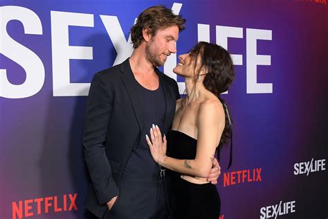 adam demos et sa femme|Sex/Life : Sarah Shahi raconte sa recontre avec Adam。